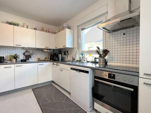 Helle Küche in der Maisonette-Wohnung - 