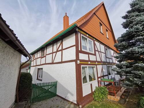 Seitlich mit Weg zur Garage - 7 Zimmer Mehrfamilienhaus, Wohnhaus in Vahlbruch