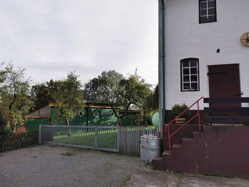 Tor mit Zufahrt in den Garten - 