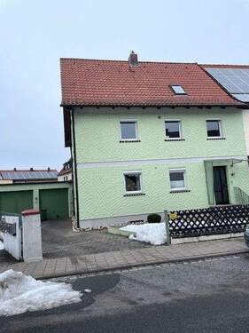 Außenansicht - 4 Zimmer Etagenwohnung zur Miete in Hallstadt