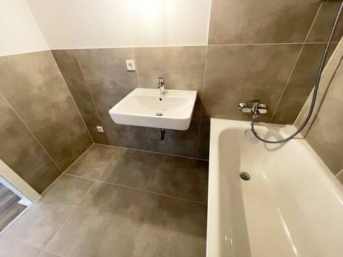 Badezimmer - Etagenwohnung mit 82,00 m&sup2; in Köln zur Miete