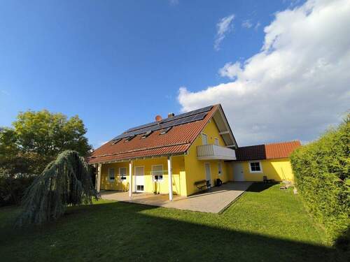 Ansicht Süd-Ost mit Garten - Anspruchsvolles Wohnhaus, 6 Zi., Gar., PV-Anl. für die große Familie in Aiterhofen zu vermieten.