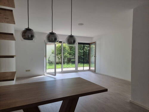Wohn- Esszimmer - Ruhige, sonnige 2-Zimmer Gartenwohnung - 59 qm - mit Südterrasse im Münchner Norden