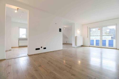 Wohnzimmer - 6 Zimmer Etagenwohnung in Selters OT Eisenbach