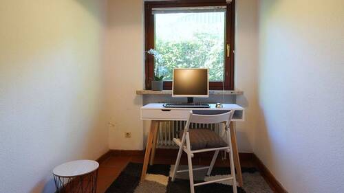 Auch an einem Arbeitszimmer fehlt es nicht - 
