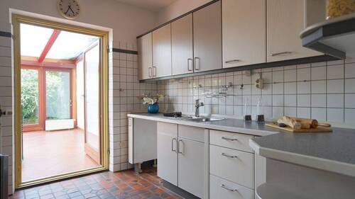 Die Küche mit Zugang zum Wintergarten - 