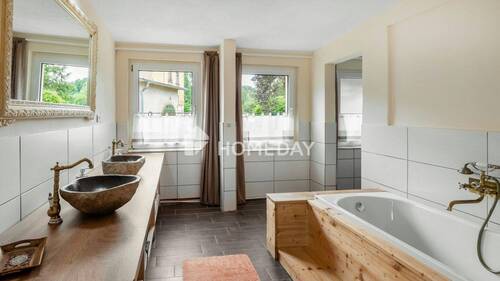 Wohnhaus Badezimmer 1 - 