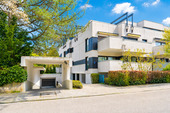 Gebäude von außen mit TG Zufahrt - Exklusive Wohnung in ruhiger Lage mit Pool, ideale Raumaufteilung - vielseitig nutzbar & WG geeignet