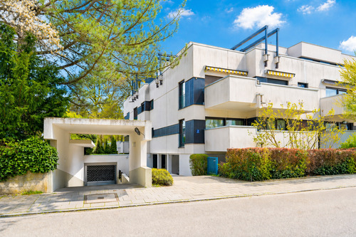 Gebäude von außen mit TG Zufahrt - Exklusive Wohnung in ruhiger Lage mit Pool, ideale Raumaufteilung - vielseitig nutzbar & WG geeignet