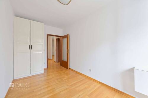 (Schalf-)Zimmer 1 Blick Tür - 