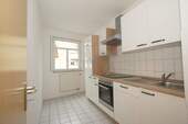 Küche - Große, helle 3-Raum-Wohnung mit Einbauküche und kleinem Balkon