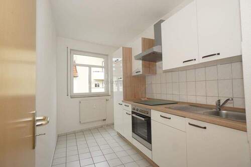Küche - Große, helle 3-Raum-Wohnung mit Einbauküche und kleinem Balkon