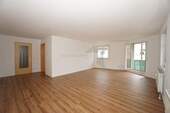 Wohnzimmer mit Balkon - 3 Zimmer Etagenwohnung in Zwickau