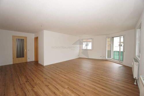 Wohnzimmer mit Balkon - 3 Zimmer Etagenwohnung in Zwickau