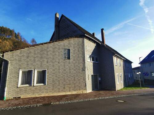 Alte Schmiede - 9 Zimmer Mehrfamilienhaus, Wohnhaus in Holenberg