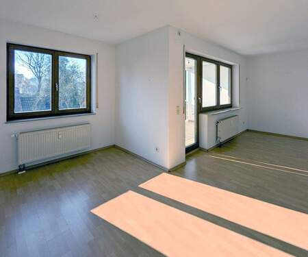 Essbereich mit Blick in Richtung Balkon - 