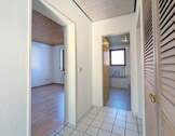 Flurbereich mit Blick ins Schlafzimmer sowie Badezimmer - 