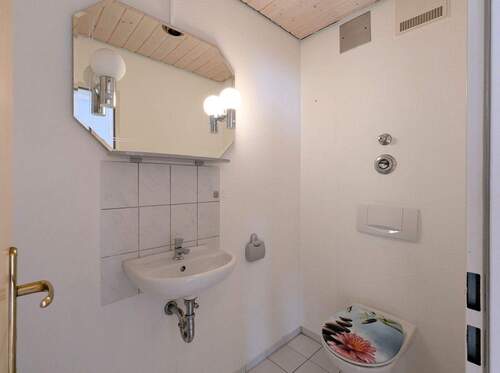 Separates WC im Eingangsbereich - 