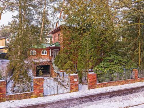 Hausansicht von der Straße - Versteckte Villenperle im Frohnauer Grün - mit viel Potenzial