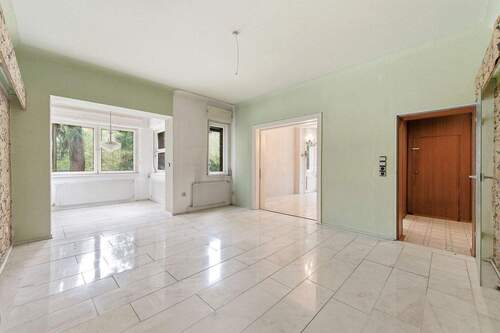 geräumiger Wohnraum mit Übergang zum Essbereich - 5 Zimmer Einfamilienhaus zum Kaufen in Berlin