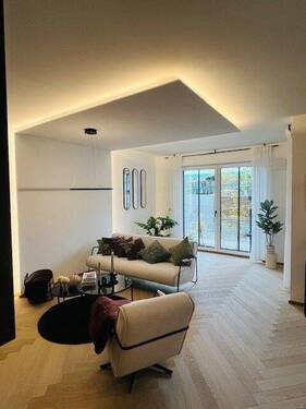 Wohnzimmer mit Lichtpaneel.jpg - Terrassenwohnung mit 86,70 m&sup2; in Nürnberg zum Kaufen