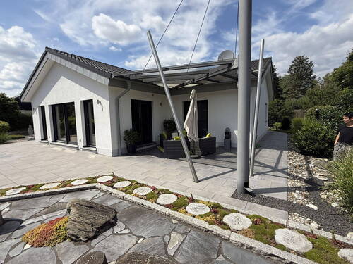 Blick auf Terrasse - Luxus-Bungalow in ruhiger Lage mit einzigartiger Gartengestaltung