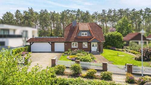 Hausansicht und Vorgarten - 