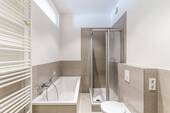 Badezimmer mit Dusche - 