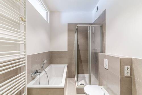 Badezimmer mit Dusche - 