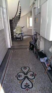 Treppenhaus EG - 3 Zimmer Etagenwohnung zur Miete in Hamburg