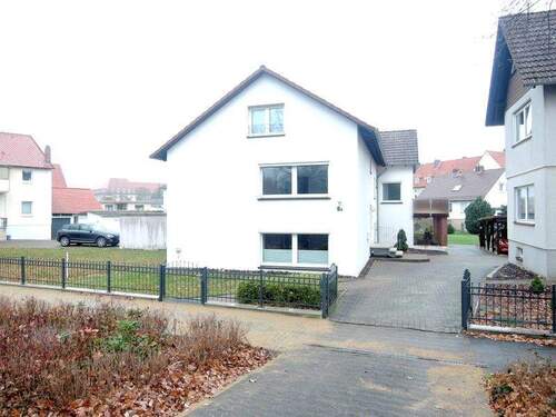 Hausansicht mit Zufahrt - 3 Zimmer Etagenwohnung zur Miete in Northeim