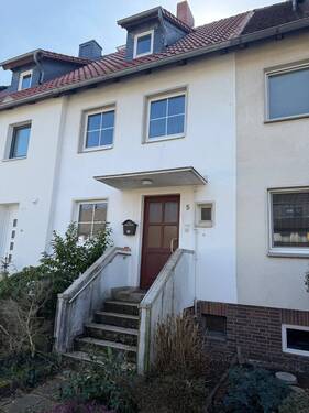 Hausansicht - Ihr neues IMMOBILIEN QUARTIER: charmantes Reihenhaus - bereit für frischen Wind in Engelbostel