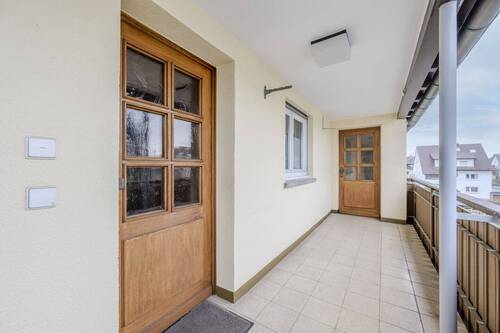 Laubengang für beide Wohnungen - Zwei Wohneinheiten - Ein Preis: 3-Zimmer und 1-Zimmer-Wohnung mit Potenzial