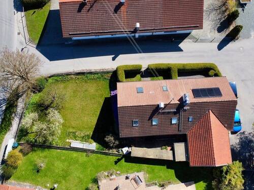 Luftbild - 7 Zimmer Doppelhaushälfte in Rott