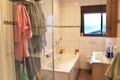 Tageslichtbad mit Wanne und Dusche EG - 