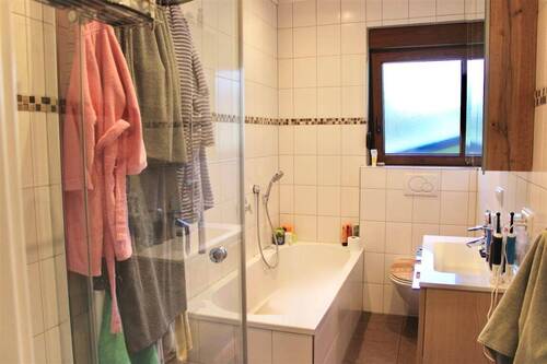 Tageslichtbad mit Wanne und Dusche EG - 