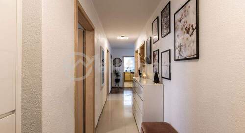 Flur - Etagenwohnung mit 106,10 m&sup2; in Metzingen zum Kaufen