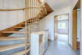 Holztreppe ins Ober- und Untergeschoss - 