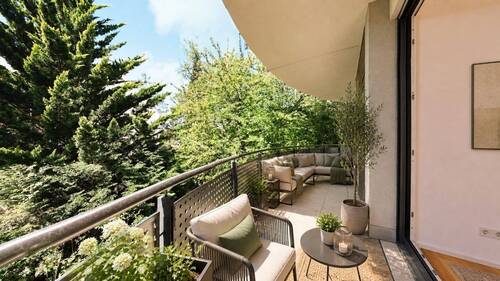 Balkon mit Blick ins Grüne möbliert - 
