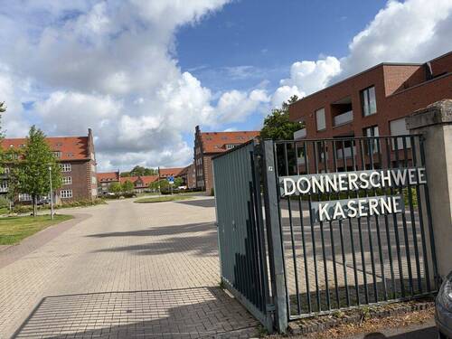 Einfahrt zum Gelände - 