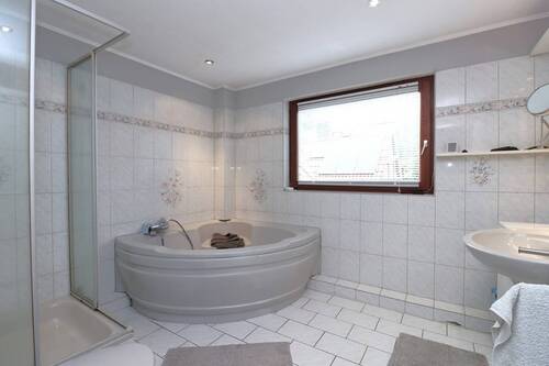 Vollbad mit Dusche - 