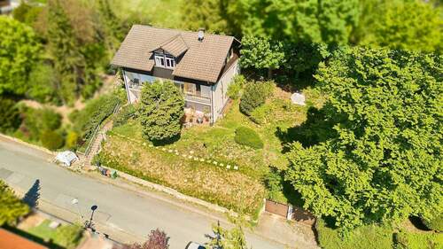 Drohnenansicht - Großzügiges Zuhause mit Panorama, Garten und Raum für Generationen