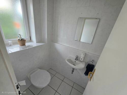 Helles, modernes Gäste-WC - 