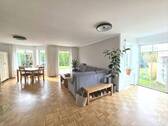 Helles Wohnzimmer mit Gartenblick - 6 Zimmer Doppelhaushälfte in München