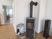 Wohnzimmer mit Kaminofen - Doppelhaushälfte mit 140,00 m&sup2; in München zur Miete
