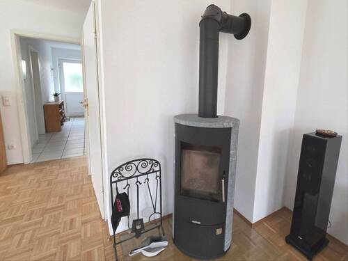 Wohnzimmer mit Kaminofen - Doppelhaushälfte mit 140,00 m&sup2; in München zur Miete