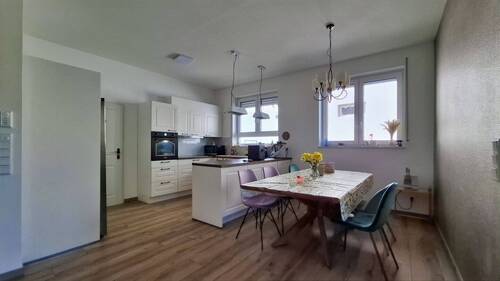 Hauptwohnung - Küche mit Essbereich - 8 Zimmer Mehrfamilienhaus, Wohnhaus zum Kaufen in Rosbach