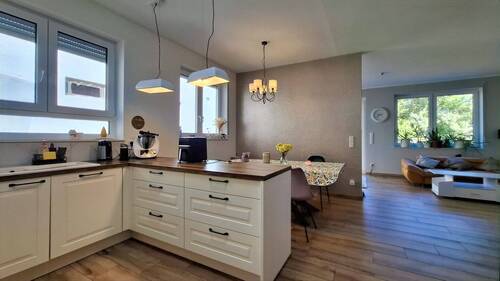 Hauptwohnung - Küche mit Essbereich - 8 Zimmer Mehrfamilienhaus, Wohnhaus in Rosbach
