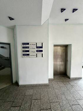 Treppenhaus mit Fahrstuhl - 