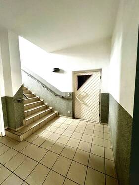 Treppenhaus mit Zugang zur Praxis - 